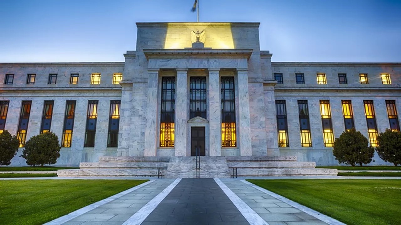 Turbulences Technologiques, Regain de Tensions et Interventions sur le Yen